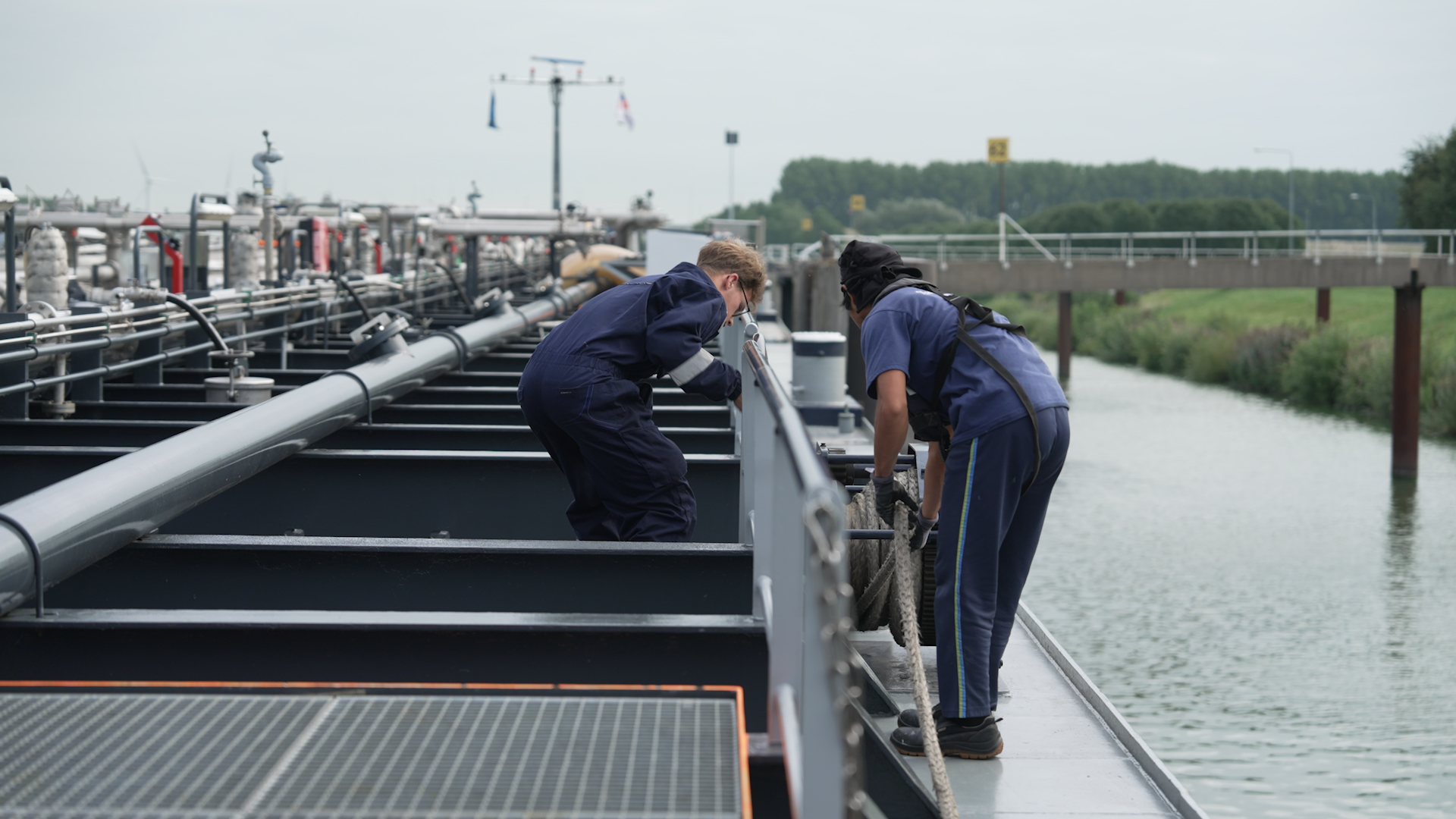 Matrozen aan het werk voor Triade Shipping op dek van Spera tanker